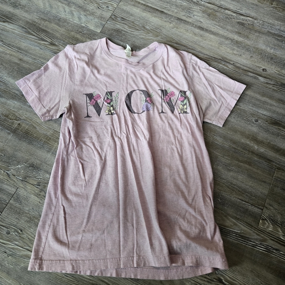 Pink 'MOM' Graphic T-Shirt